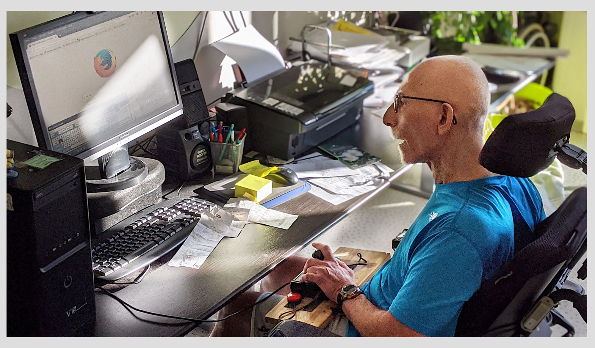 Serge sur internet dans sa chambre