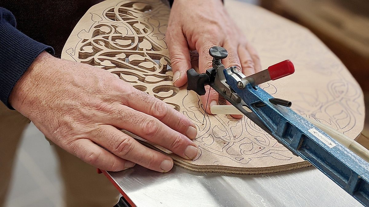 Découpe bois pour fabrication de figurine murale décorative